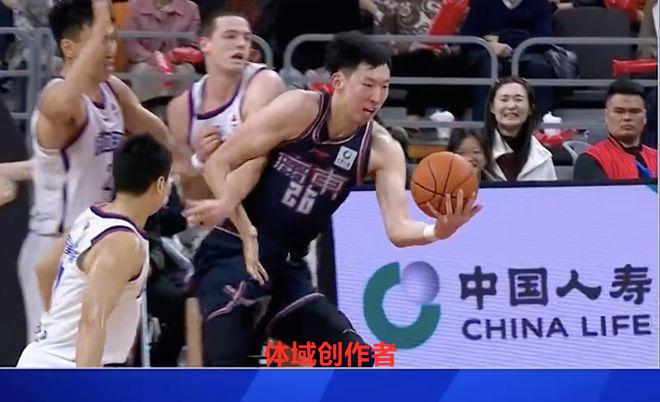 周琦输急眼：肘击詹姆斯头部+夹胳膊