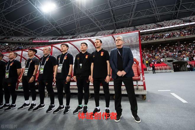 央视意外曝光国足首发，下狠手弃用3人，主场盼首胜