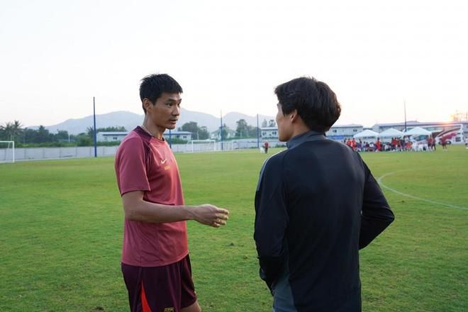 U20国足助教万厚良与全北现代前队友崔喆淳合照